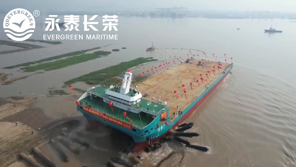 2023 年 6 月,全球首艘江海直達DP2多用途雙體運輸接駁船“風海達“在浙江臺州方振船業采用氣囊上排下水順利吉水。