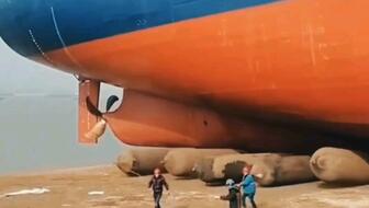 鏟車助推8200噸散貨船“遠景發展”氣囊上排下水吉水接水順利#氣囊下水#船舶下水#船用氣囊#散貨船下水#遠景發展