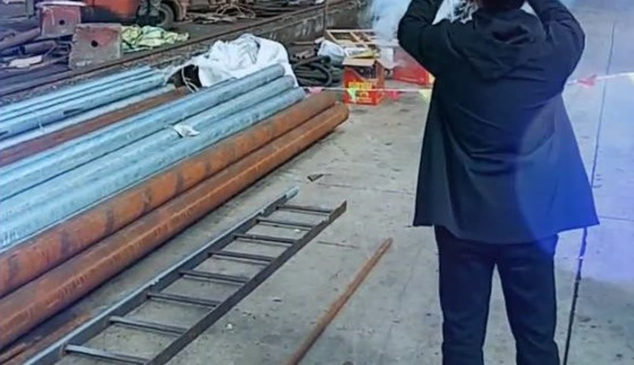 賀“榮和正”船氣囊上排下水接水吉水順利#氣囊下水#船舶下水#船用氣囊#氣囊上排下水