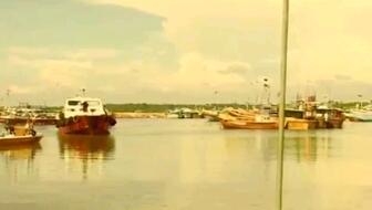 鏟車助推8200噸散貨船“遠景發(fā)展”氣囊上排下水，吉水接水順利